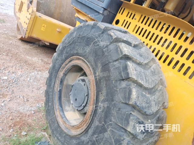 前輪右側(cè)減震塊連接及部件（壓路機(jī)前后車(chē)架）