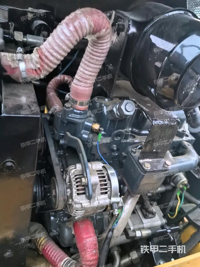 发动机舱全景（压路机发动机舱）