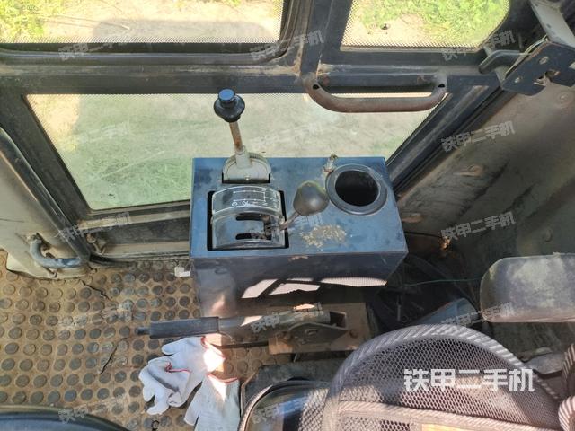 駕駛室內(nèi)座椅、儀表操作手柄全景（壓路機(jī)駕駛室）