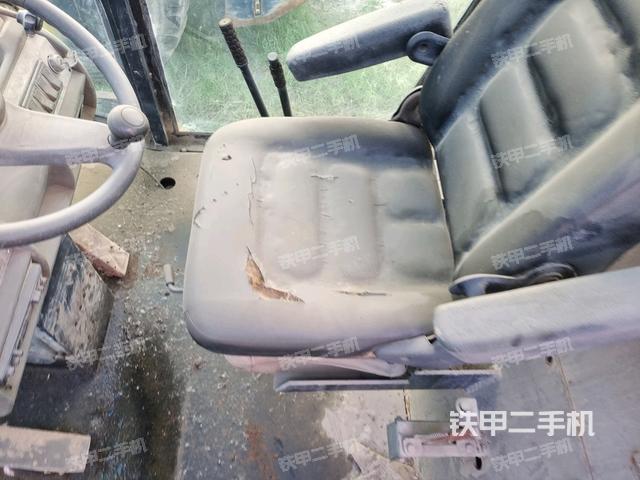 駕駛室頂蓬內(nèi)（壓路機(jī)駕駛室）