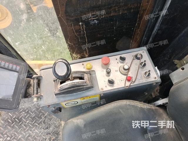 驾驶室内座椅、仪表操作手柄全景（压路机驾驶室）