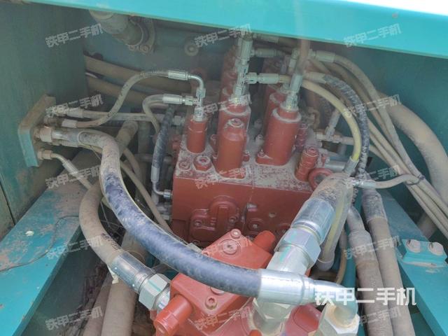 回轉(zhuǎn)馬達和主控閥（整機外觀）