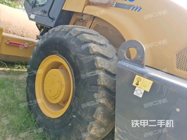 前輪左側(cè)減震塊連接及部件（壓路機(jī)前后車架）