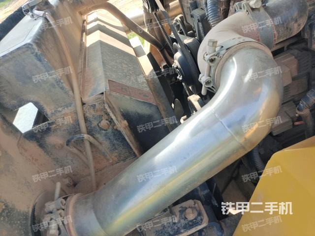 发动机左侧全景（压路机发动机舱）