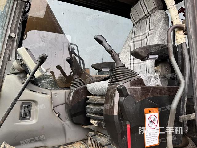 驾驶室顶部（整机外观）