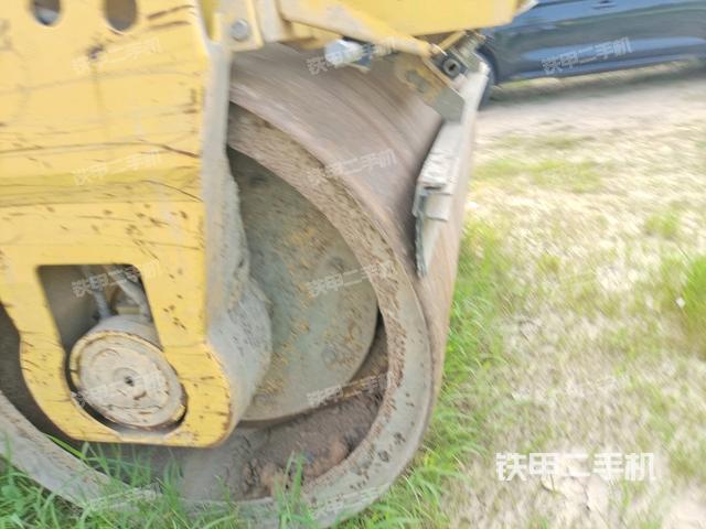 前车架正左侧（压路机前后车架）