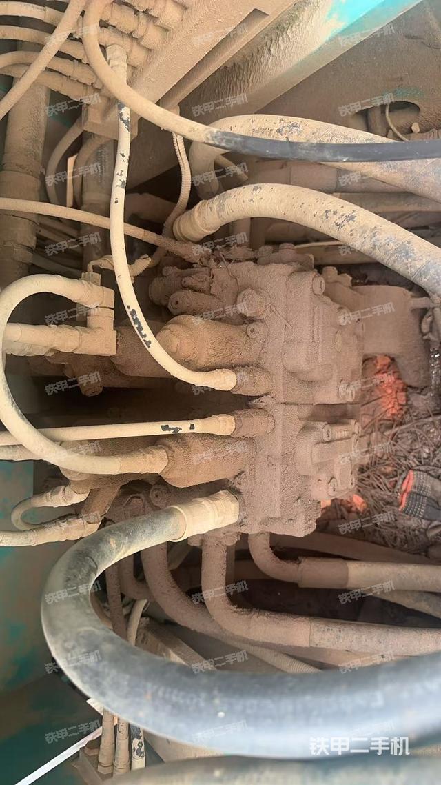 回转马达和主控阀（整机外观）