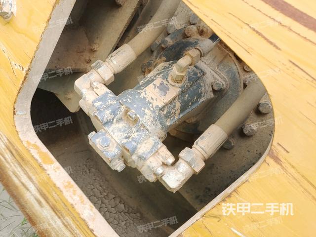 后轮左侧全景（压路机前后车架）