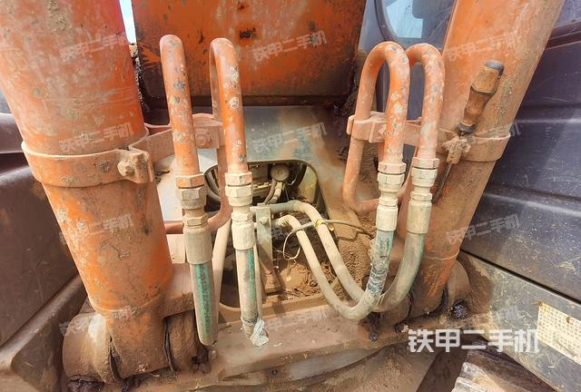 大臂油缸整体 竖拍（工作和回转装置）