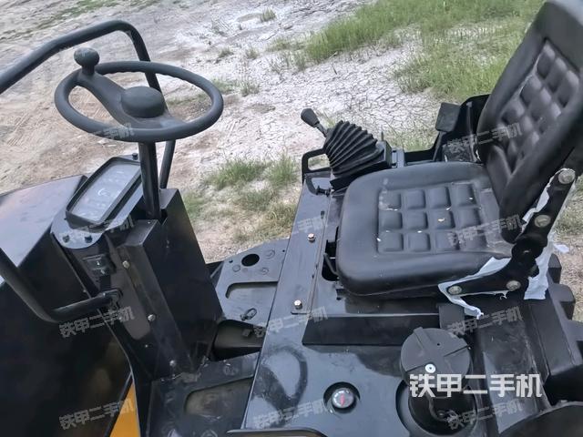 右侧正面照（压路机驾驶室）