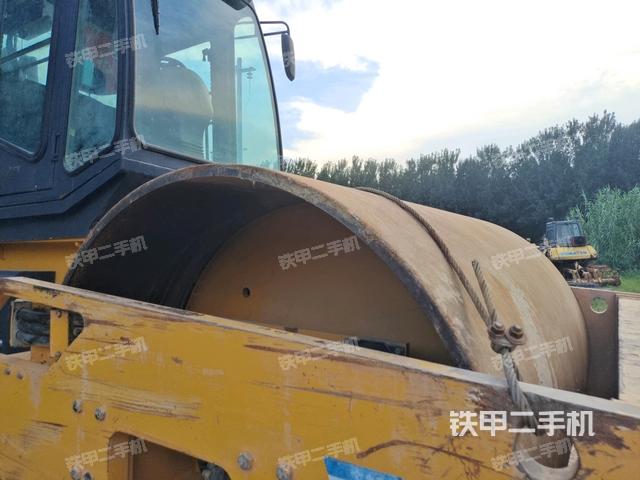 后輪左側(cè)全景（壓路機(jī)前后車(chē)架）