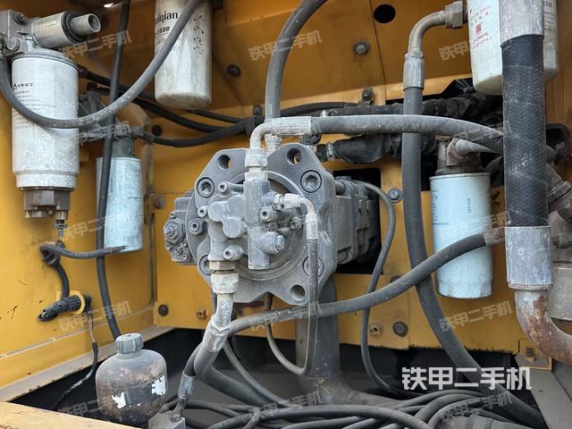 液壓泵艙室正面整體（整機外觀）