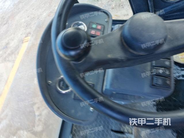 駕駛室內(nèi)座椅、儀表操作手柄全景（壓路機(jī)駕駛室）
