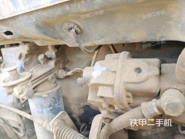 发动机上部全景（压路机发动机舱）