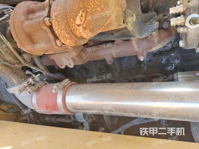 發(fā)動機左側(cè)全景（壓路機發(fā)動機艙）