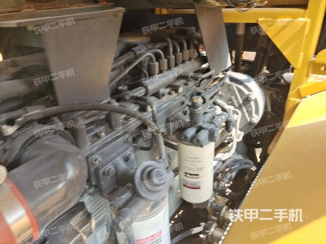 發(fā)動機上部全景（壓路機發(fā)動機艙）