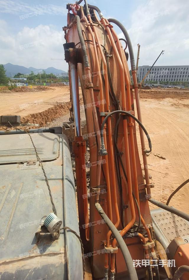 大臂背部俯视（工作和回转装置）