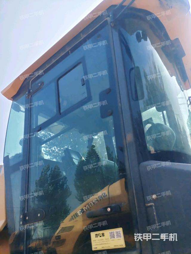 左側(cè)正面照（壓路機駕駛室）