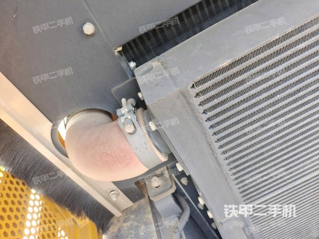 發(fā)動機左側(cè)全景（壓路機發(fā)動機艙）