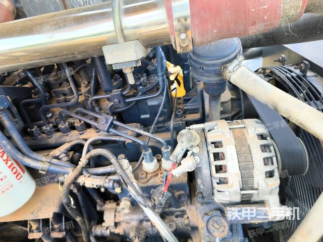 发动机右侧全景（压路机发动机舱）