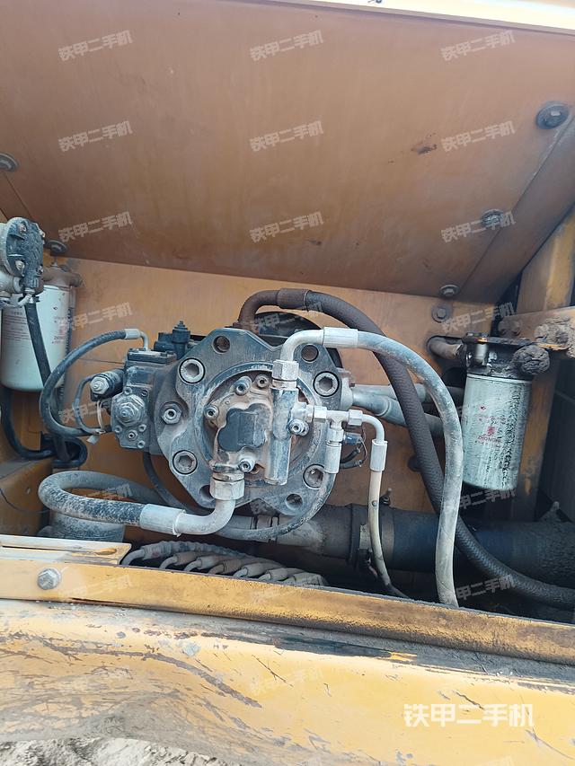 液压泵舱室正面整体（整机外观）