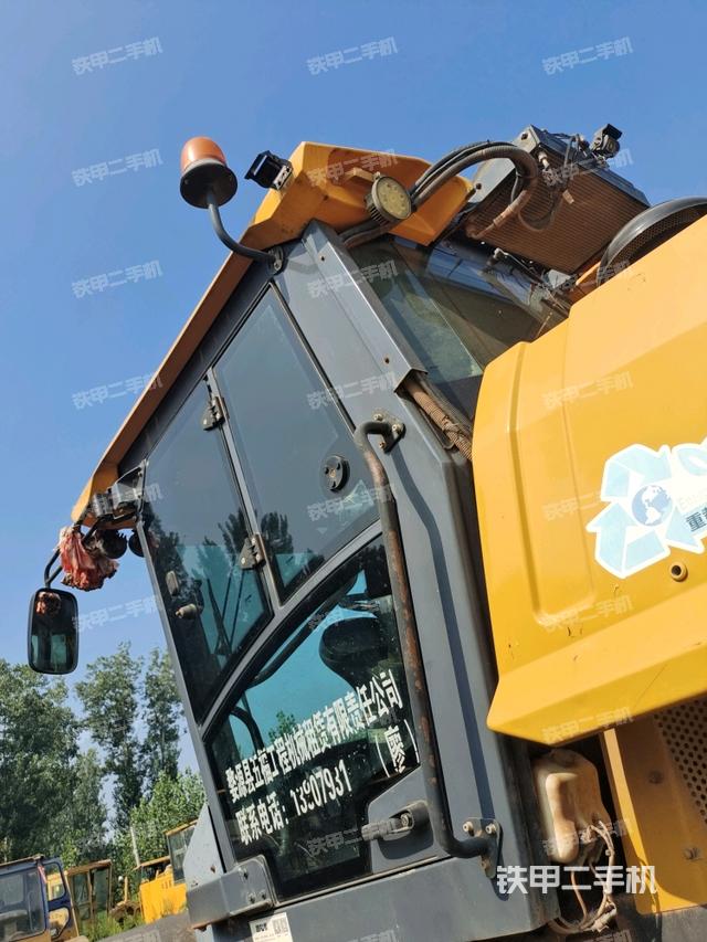 右侧正面照（压路机驾驶室）