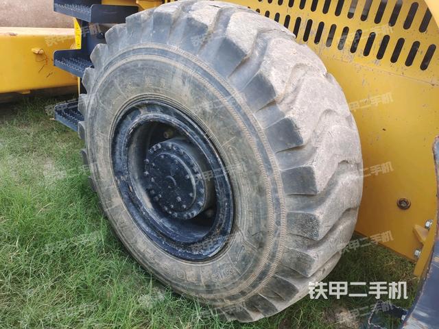 前輪左側(cè)減震塊連接及部件（壓路機(jī)前后車架）