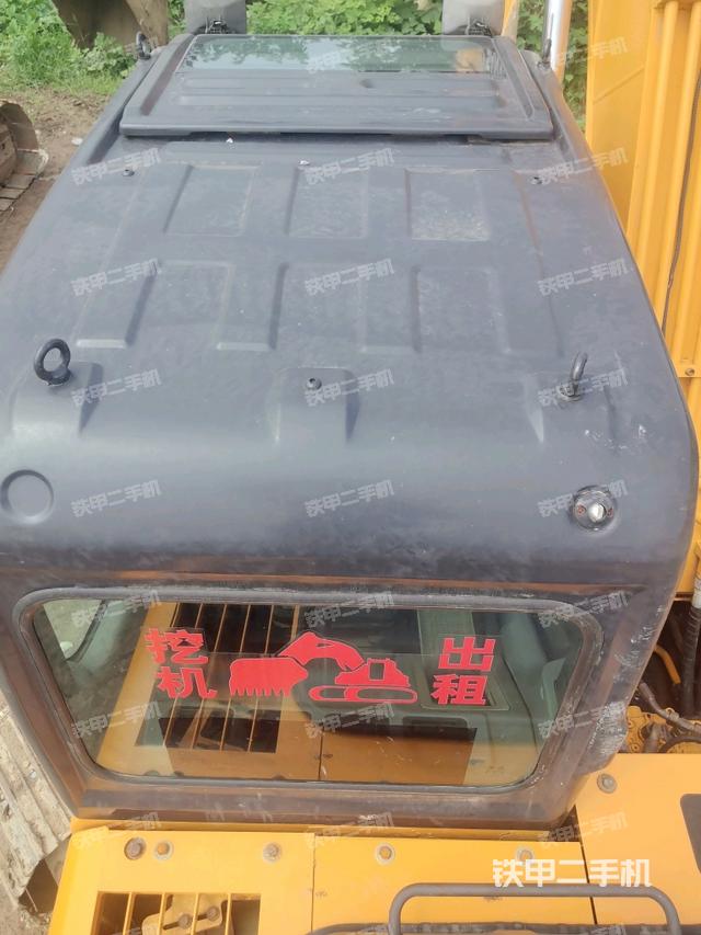 駕駛室頂部(整機(jī)外觀) 駕駛室頂部(整機(jī)外觀)