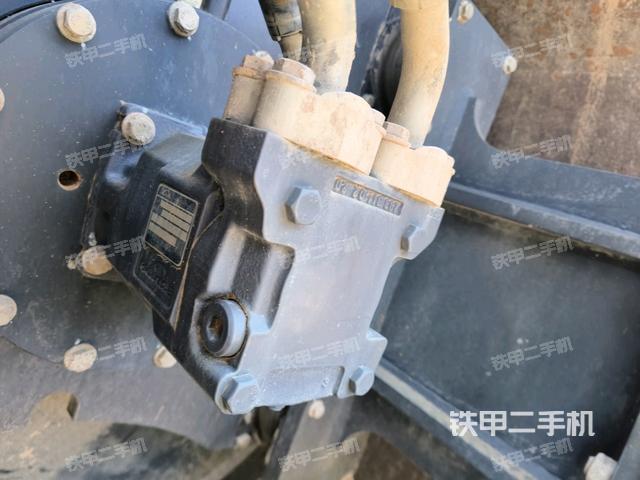 后轮右侧全景（压路机前后车架）