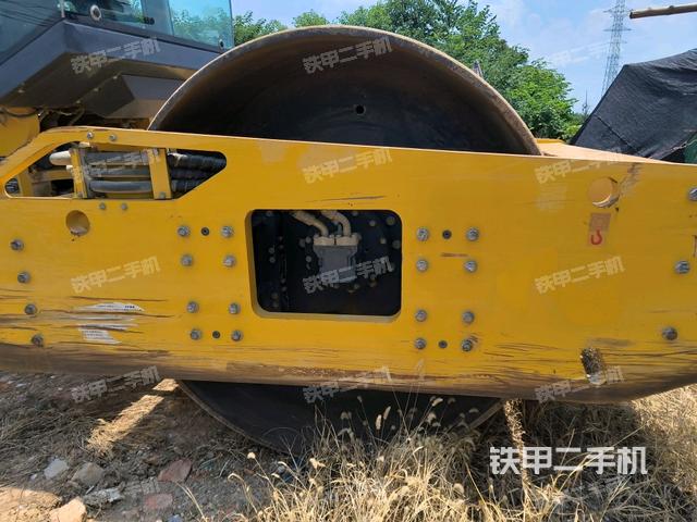 后轮左侧全景（压路机前后车架）