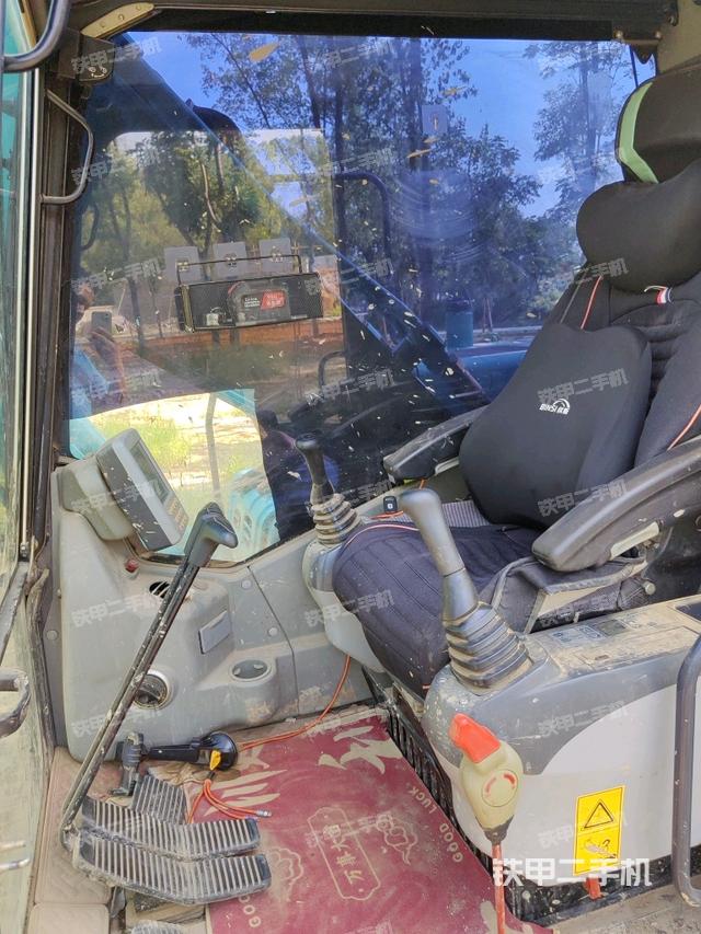 駕駛室整體（整機外觀）