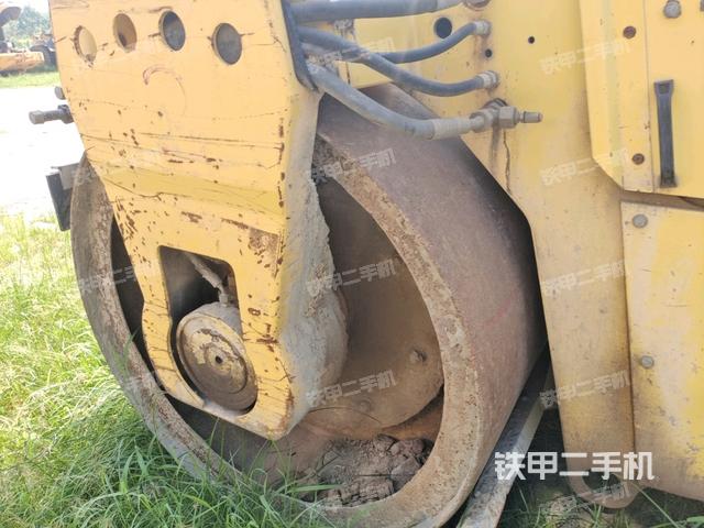 后轮左侧全景（压路机前后车架）