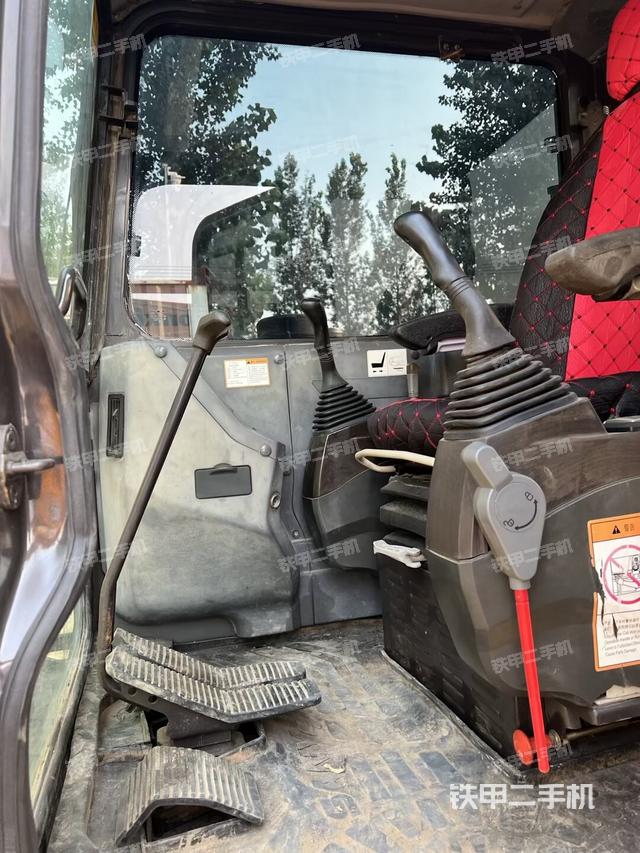 驾驶室顶部（整机外观）