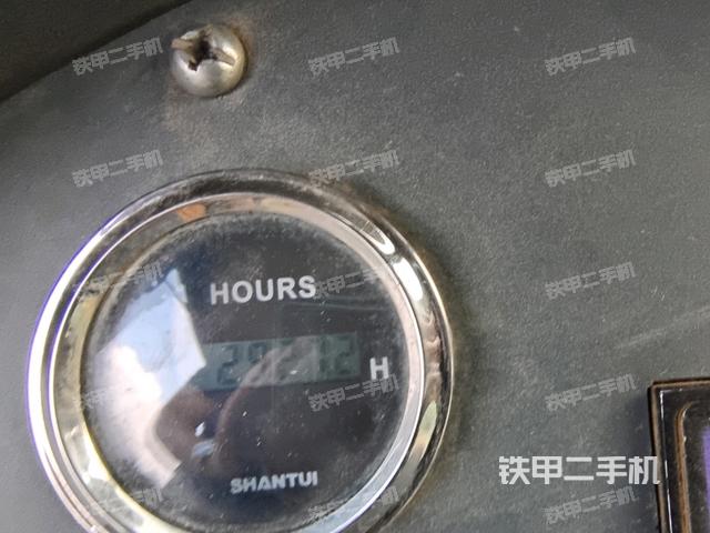 駕駛室頂蓬內(nèi)（壓路機(jī)駕駛室）