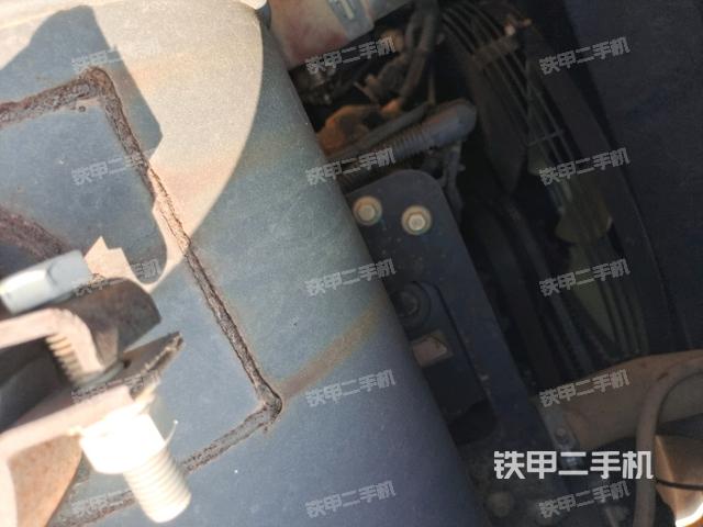 發(fā)動機上部全景（壓路機發(fā)動機艙）