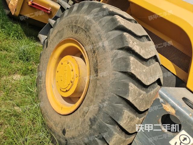 前轮右侧减震块连接及部件（压路机前后车架）