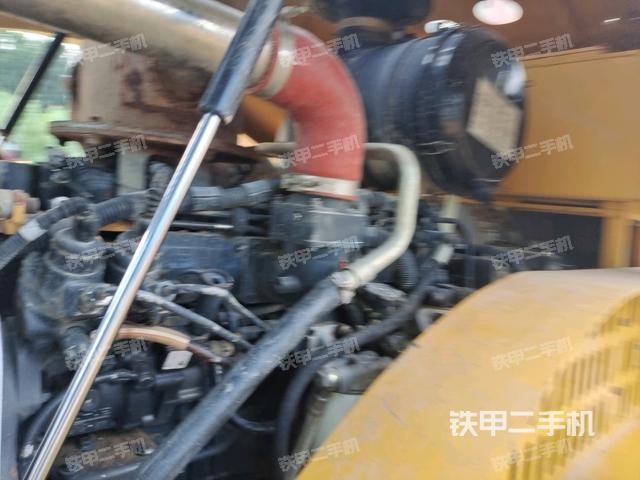 發(fā)動(dòng)機(jī)右側(cè)全景（壓路機(jī)發(fā)動(dòng)機(jī)艙）