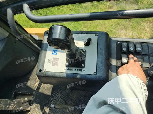 駕駛室內(nèi)座椅、儀表操作手柄全景（壓路機駕駛室）