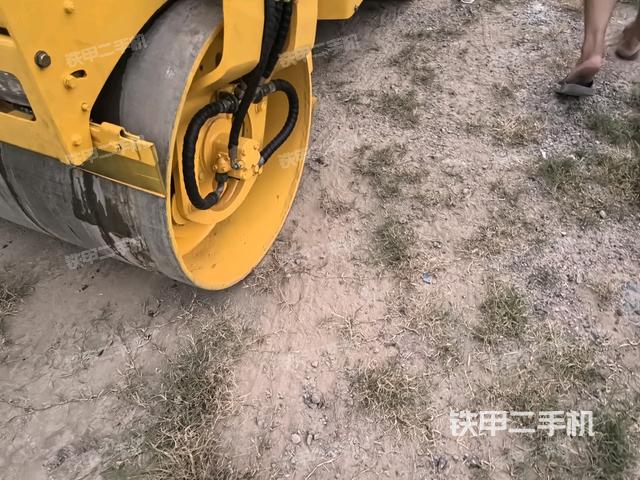 前车架正右侧（压路机前后车架）