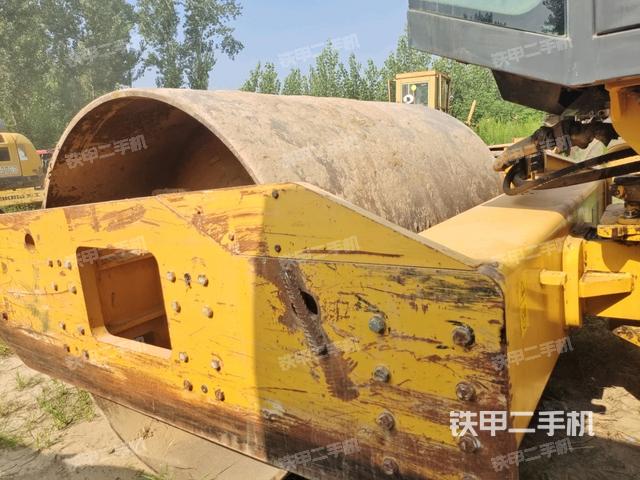 前輪右側(cè)減震塊連接及部件（壓路機(jī)前后車架）