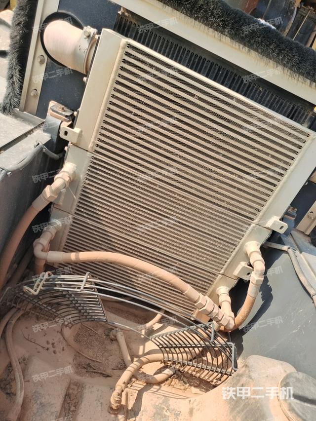 散热器全景（压路机发动机舱）