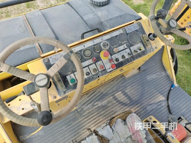 操作台全景（压路机驾驶室）