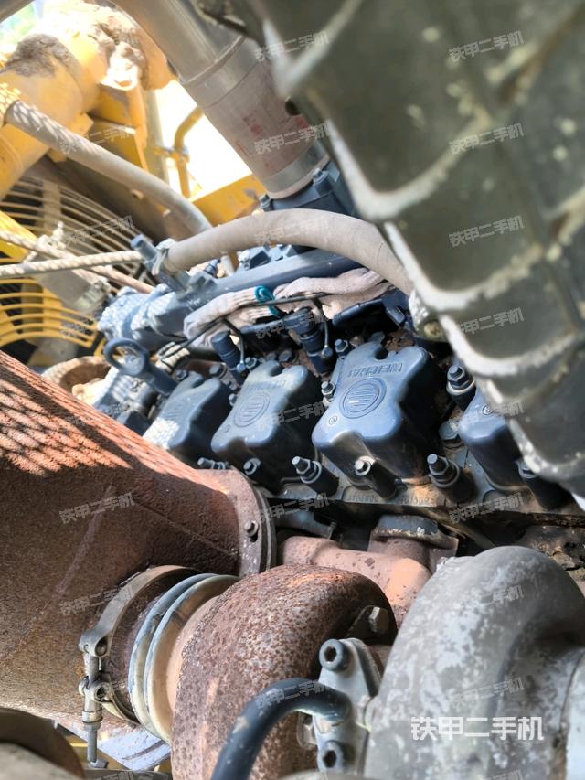 發(fā)動(dòng)機(jī)左側(cè)全景（推土機(jī)發(fā)動(dòng)機(jī)艙）