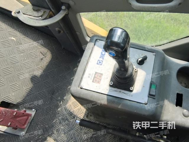 駕駛室頂蓬內(nèi)（壓路機(jī)駕駛室）