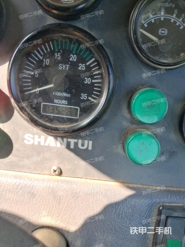 操作臺(tái)全景（壓路機(jī)駕駛室）