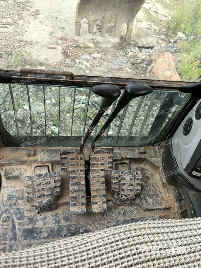 行走控制手柄和踏板 俯拍（驾驶室部分）