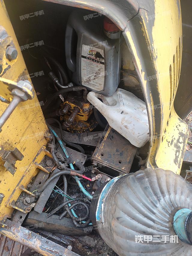 液压泵舱室正面整体（整机外观）