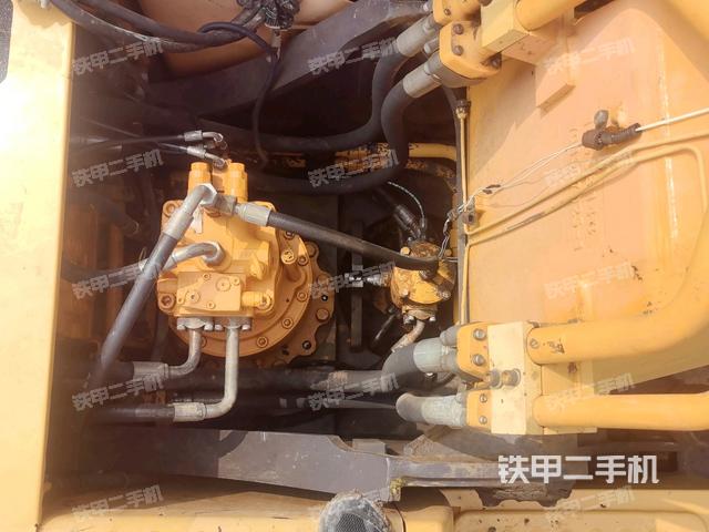 回转马达和主控阀(整机外观) 回转马达和主控阀(整机外观)