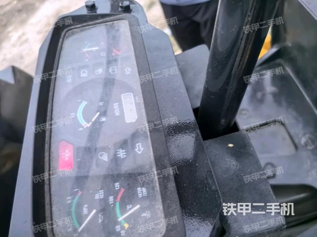 驾驶室侧向上照全景（压路机驾驶室）