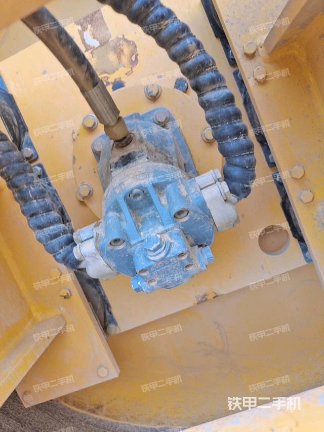 后輪右側(cè)全景（壓路機(jī)前后車(chē)架）